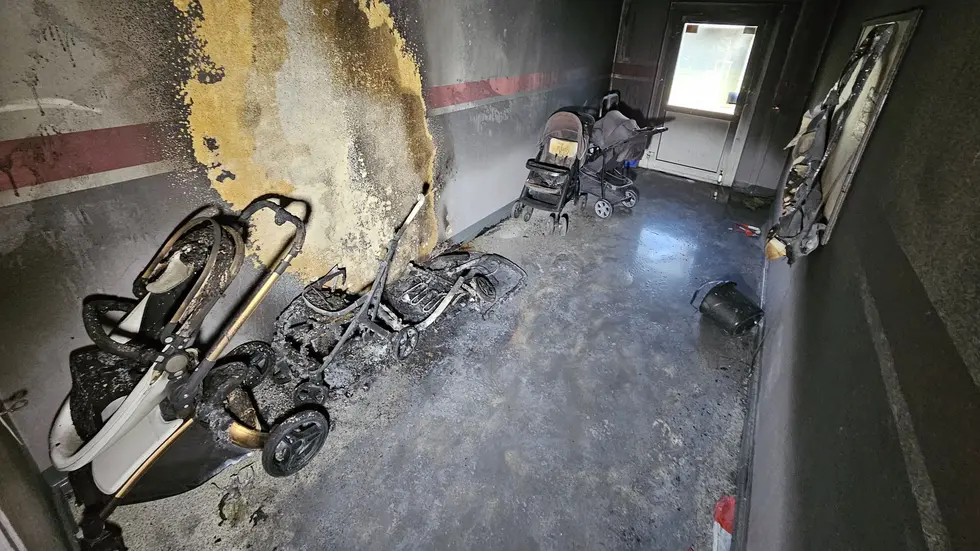 Der verkohlte Flur samt Kinderwagen.