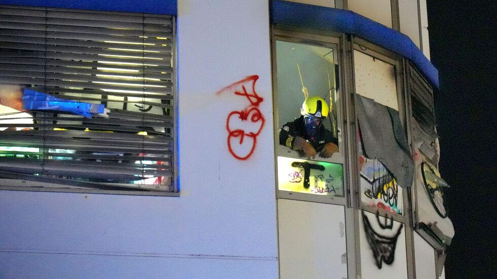 Ein Feuerwehrfenster mit Atemschutz am Fenster des früheren Baumarktes. Ein Feuerwehrfenster mit Atemschutz am Fenster des früheren Baumarktes.