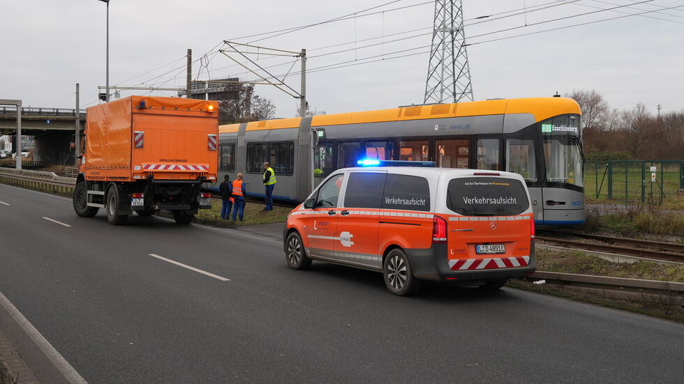 Die aus dem Gleis gesprungene Straßenbahn der Linie 3 zwischen Leipzig und Taucha.