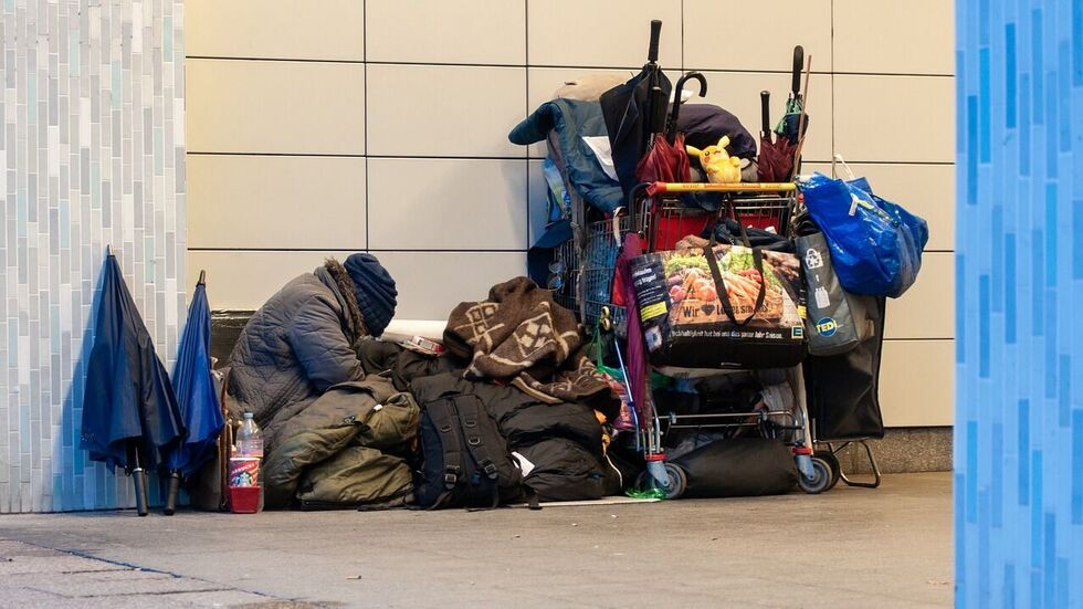 Ein schlafender Obdachloser mit seinen Sachen. (Symbolbild) Ein schlafender Obdachloser mit seinen Sachen. (Symbolbild)