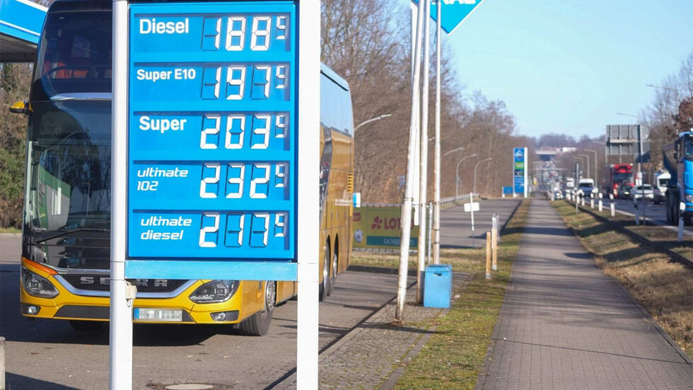 Einzelne Tankstellen haben schon die 2 Euro-Marke bei Super überschritten Einzelne Tankstellen haben schon die 2 Euro-Marke bei Super überschritten