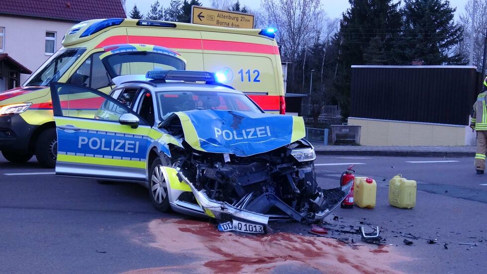Die Front des Streifenwagens wurde bei dem Unfall völlig zerstört. Die Front des Streifenwagens wurde bei dem Unfall völlig zerstört.