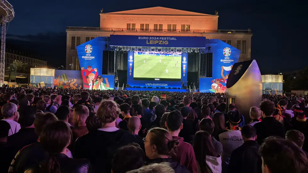 2024 strömten in vier Wochen mehr als 300.000 Besucher zum Public Viewing in die Fanzone auf dem Leipziger Augustplatz.