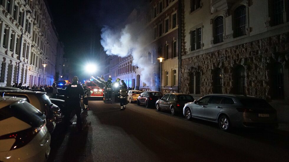 Wehrleute an dem qualmenden Mehrfamilienhaus an der Alfred-Kästner-Straße in der Leipziger Südvorstadt.