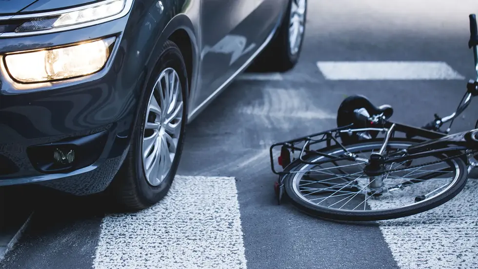 Nachdem der Radfahrer von seinem Fahrrad sprang, fuhr der Autofahrer über das Zweirad. Nachdem der Radfahrer von seinem Fahrrad sprang, fuhr der Autofahrer über das Zweirad.