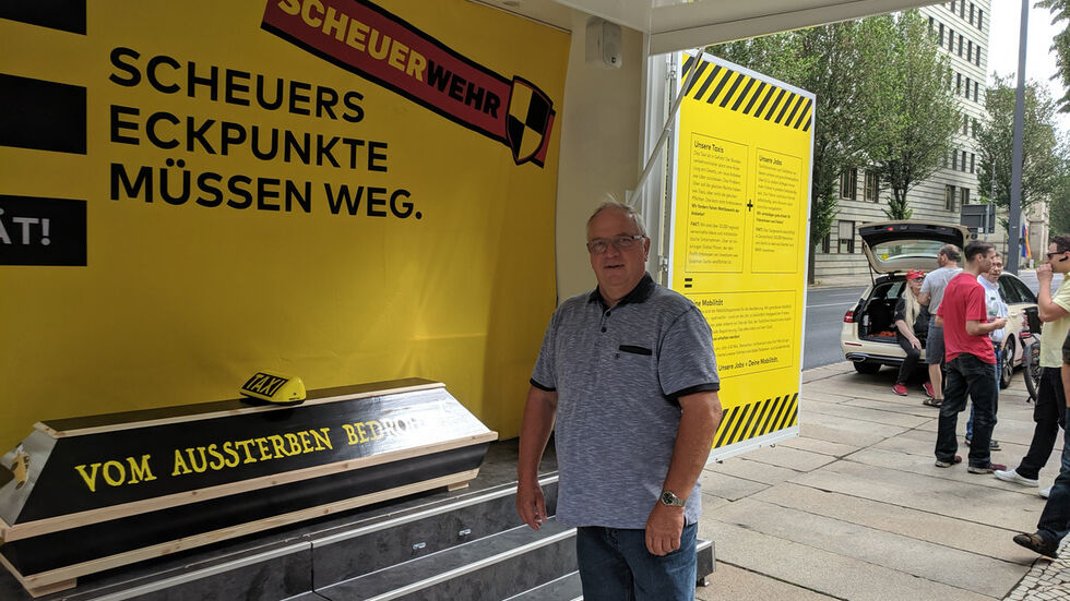 "Vom Aussterben bedroht" - Taxifahrer fürchten um ihre Existenz. Foto: Red/MK "Vom Aussterben bedroht" - Taxifahrer fürchten um ihre Existenz. Foto: Red/MK