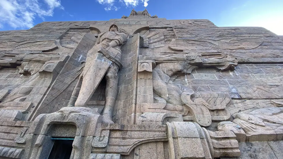 Das Völkerschlachtdenkmal, mit 91 Metern Europas höchstes Denkmal, in plötzlich höher geworden. Das Völkerschlachtdenkmal, mit 91 Metern Europas höchstes Denkmal, in plötzlich höher geworden.