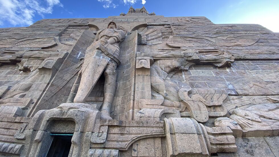 Das Völkerschlachtdenkmal, mit 91 Metern Europas höchstes Denkmal, in plötzlich höher geworden.