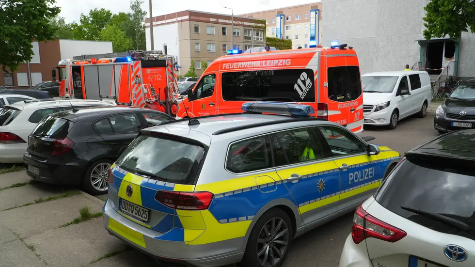 Polizei und Rettungskräfte am Einsatzort.