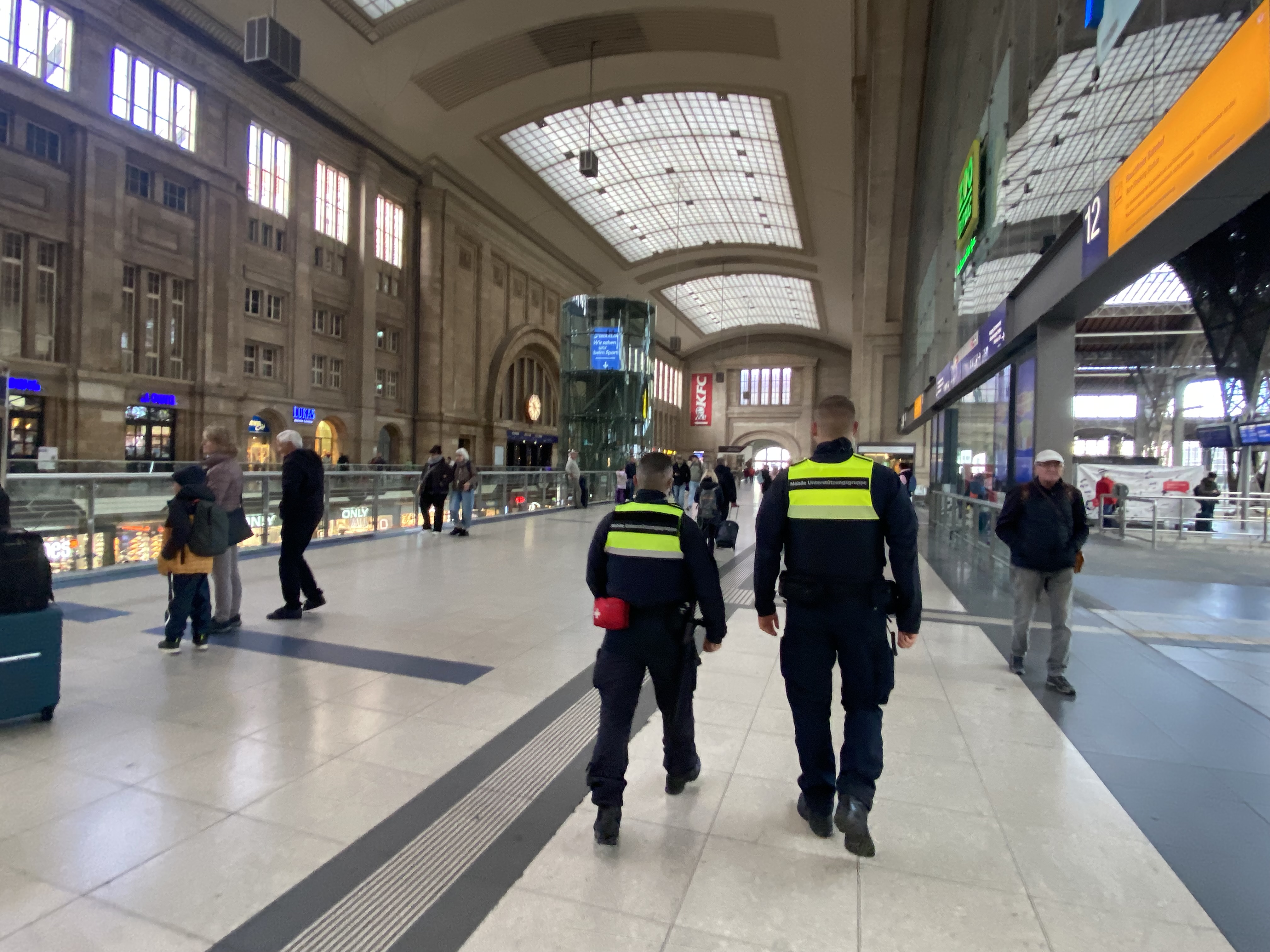 Eine Streife der DB Sicherheit auf Patroillle im Leipziger Hauptbahnhof.